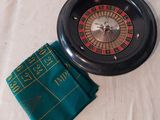 une roulette de casino et un tapis posé sur une table