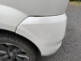 un gros plan d'une voiture qui présente une bosse