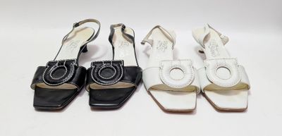 trois paires de chaussures de femmes sont alignées sur une surface blanche