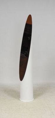 un vase blanc orné d'un motif noir et marron
