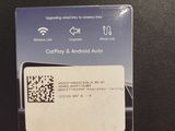 une carte sur laquelle est apposé un code QR