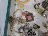 une boîte verte contenant tout un tas de bijoux