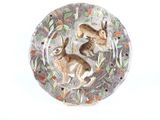une assiette sur laquelle est représentée une image de deux lapins