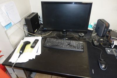 un bureau sur lequel se trouvent un ordinateur, un clavier, une souris et d'autres objets