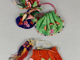 deux petits sacs à main ornés de fleurs et de pompons