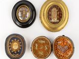 Plusieurs types d'objets décoratifs sont exposés sur une surface blanche