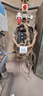 une machine posée contre le mur d'un immeuble