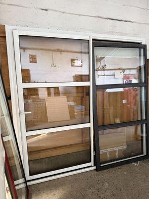 une pièce remplie de cartons et dotée d'une fenêtre