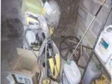de nombreux objets qui traînent par terre dans la pièce