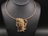 gros plan d'un collier sur un mannequin mannequin