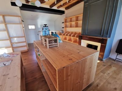 une cuisine avec un îlot en bois au milieu de la pièce