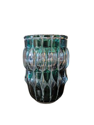 un vase en verre posé sur une surface blanche