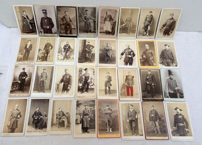 une vieille photo représentant un groupe d'hommes en uniforme militaire