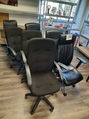 Plusieurs chaises de bureau sont alignées en rang dans une pièce