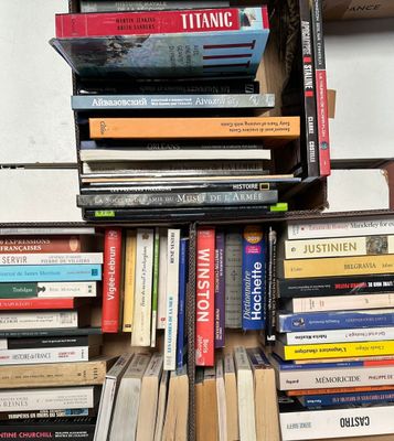 plusieurs livres empilés sur une étagère