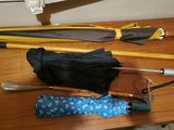 de nombreux parapluies posés sur une table en bois