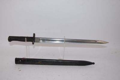 un couteau et un stylo à bille posés sur une table