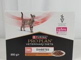 une photo d'une boîte d'aliments pour chats « Pro Plan Veterinary Diets »