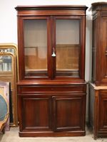Bibliothèque vitrée deux-corps en bois teinté façon acajou o…