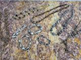 de nombreux colliers et bracelets différents disposés sur une table