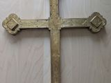 une croix posée sur une table en bois
