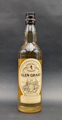 une photo d'une bouteille de whisky Glen Grant posée sur une table
