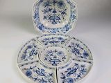 une image représentant une assiette bleue et blanche ornée d'un motif floral