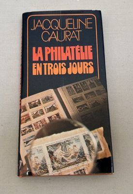 un livre posé sur une table, à côté d'une loupe