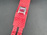 montre-bracelet en cuir rouge avec un boîtier argenté