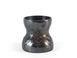 une image représentant un vase en argent orné d'un cheval