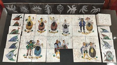 de nombreux carreaux aux motifs variés exposés