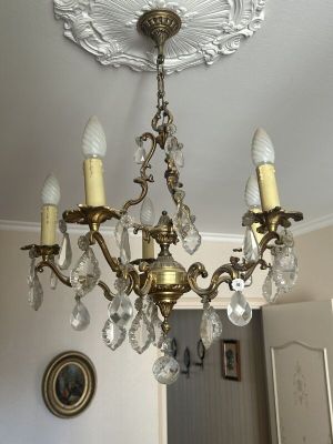 une photo d'un lustre suspendu au plafond dans un salon