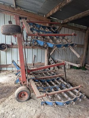 une grande machine qui repose dans la terre