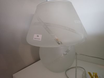 une lampe posée sur une table à côté d'un miroir