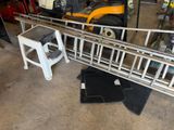 un chariot élévateur qui se trouve dans un garage, à côté d'une table