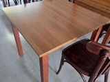 de nombreuses chaises et tables dans une pièce où il y a beaucoup de tables