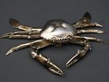 un crabe en métal posé sur une table