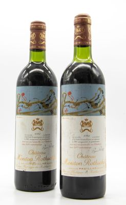 deux bouteilles de vin posées l'une à côté de l'autre sur une surface blanche