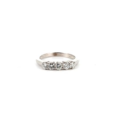 gros plan d'une bague sur fond blanc