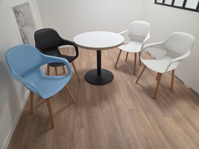 trois chaises et une table dans le coin d'une pièce