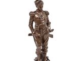 une statue en bronze représentant un soldat armé d'un fusil, posée sur un socle