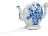 une théière bleue et blanche décorée de fleurs