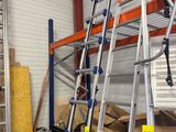 une échelle appuyée contre un mur dans un entrepôt