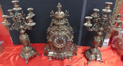 beaucoup d'horloges anciennes et de bougies sur la table
