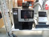 une machine posée sur une table
