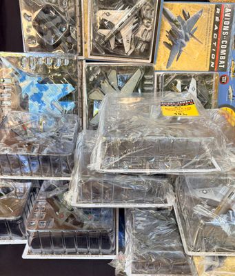 beaucoup de jouets en plastique posés sur une table