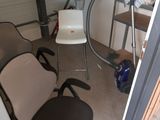 deux chaises et un bureau dans une petite pièce