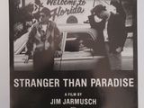 L'affiche du film « Stranger Than Paradise » est accrochée au mur.