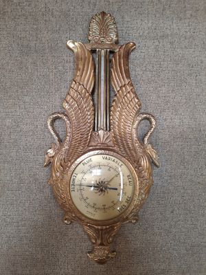 une horloge accrochée au mur sur le mur