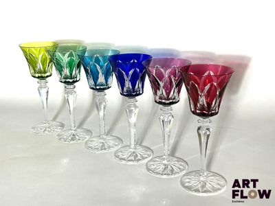 six verres à vin alignés sur une table